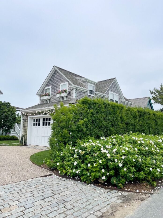 Nantucket-cottage-Desiree-Leone-Beautifully-Seaside-1152x1536